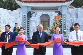 Thủ tướng Nguyễn Xuân Phúc và các đại biểu cắt băng khánh thành Đền thờ Liệt sỹ Núi Quế-Anh Linh Đài. (Ảnh: Thống Nhất/TTXVN)