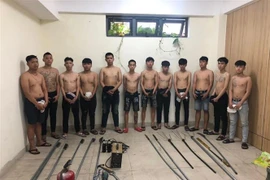 Cơ quan chức năng đã triệu tập 13 đối tượng, thu giữ nhiều hung khí. (Ảnh: TTXVN phát) 