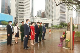 Đại sứ quán và các cơ quan đại diện Việt Nam tại Singapore dâng hoa tưởng nhớ Chủ tịch Hồ Chí Minh ngày 2/9/2021. (Ảnh: Lê Dương/TTXVN) 