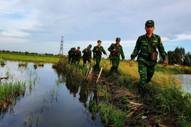 Cán bộ chiến sỹ Đồn biên phòng Vĩnh Nguơn (An Giang) tuần tra trên tuyến biên giới để chống buôn lậu. (Ảnh: Công Mạo/TTXVN)