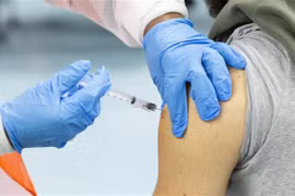 Nhân viên y tế tiêm vaccine ngừa COVID-19 của Moderna cho người dân tại New York, Mỹ. (Ảnh: AFP/TTXVN) 