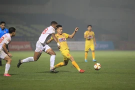 Hai đội thi đấu quyết liệt. (Ảnh: Trịnh Duy Hưng/TTXVN)