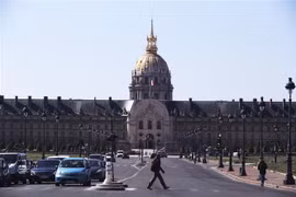 Cảnh vắng vẻ trên một đường phố ở Paris, Pháp, ngày 15/5/2020. (Nguồn: THX/TTXVN) 