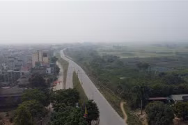 Đến đầu tháng 3/2023, huyện Hoài Đức (Hà Nội) đã chi trả được hơn 678 tỷ đồng cho 2.473 hộ dân có đất và tài sản trên đất nằm trong chỉ giới thu hồi phục vụ dự án Vành đai 4-Vùng Thủ đô. (Ảnh: Huy Hùng/TTXVN)