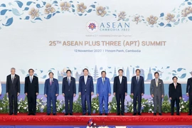 Thủ tướng Trung Quốc Lý Khắc Cường (thứ 5, phải), Thủ tướng Nhật Bản Kishida Fumio (thứ 5, trái) và Tổng thống Hàn Quốc Yoon Suk-yeol (thứ 6, trái) và các nhà lãnh đạo ASEAN chụp ảnh chung tại Hội nghị Cấp cao ASEAN+3 ở Phnom Penh, Campuchia, ngày 12/11/2