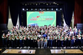 Đại biểu cùng các em đội viên, học sinh trước giờ xuất phát. (Ảnh: Hồng Giang/TTXVN)