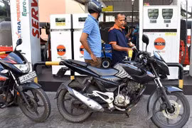 Bơm xăng cho phương tiện tại Colombo, Sri Lanka ngày 29/3/2023. (Ảnh: THX/TTXVN)