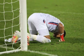 Thủ môn U23 Thái Lan Kawin Thamsatchanan gục xuống mặt sân vì thất vọng khi kết thúc trận đấu. (Ảnh: Thanh Tùng/TTXVN) 