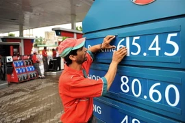 Điều chỉnh giá xăng dầu tại trạm xăng ở Karachi, Pakistan. (Nguồn: AFP/TTXVN) 