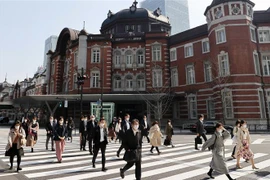 Người dân di chuyển trên đường phố tại Tokyo, Nhật Bản ngày 8/4/2020. (Nguồn: AFP/TTXVN) 