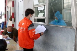 Người dân làm thủ tục khai báo y tế tại chốt kiểm soát liên ngành phòng, chống dịch COVID-19 Dốc Xây, thị xã Bỉm Sơn, Thanh Hóa. (Ảnh: Nguyễn Nam/TTXVN) 