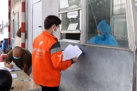 Người dân làm thủ tục khai báo y tế tại chốt kiểm soát liên ngành phòng, chống dịch COVID-19 Dốc Xây, thị xã Bỉm Sơn, Thanh Hóa. (Ảnh: Nguyễn Nam/TTXVN) 