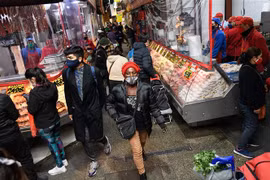 Người dân đeo khẩu trang phòng lây nhiễm COVID-19 tại một khu chợ ở Santiago, Chile, ngày 28/5/2020. (Nguồn: THX/TTXVN) 