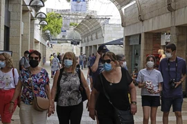 Người dân Israel đeo khẩu trang phòng dịch COVID-19 tại Jerusalem ngày 11/8/2021. (Ảnh: AFP/TTXVN) 