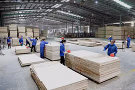 Chế biến gỗ xuất khẩu. (Nguồn: TTXVN) 