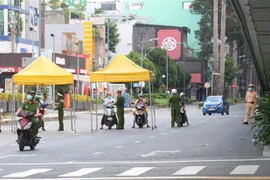 Lực lượng chức năng kiểm tra phương tiện lưu thông tại chốt kiểm soát trên đường 3/2, quận 10. (Ảnh: Xuân Tình/TTXVN) 