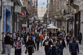 Một phố mua sắm ở Athens, Hy Lạp. (Ảnh: AFP/TTXVN)