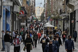 Một phố mua sắm ở Athens, Hy Lạp. (Ảnh: AFP/TTXVN)