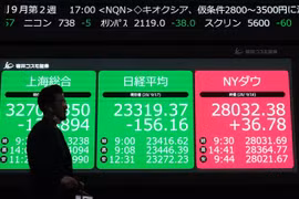 Bảng chỉ số chứng khoán tại Sàn giao dịch chứng khoán Tokyo, Nhật Bản. (Ảnh: AFP/TTXVN) 