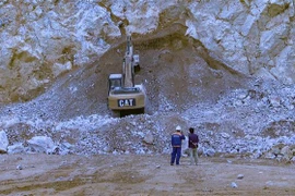 Lực lượng chức năng nỗ lực tìm kiếm nạn nhân thứ ba. (Ảnh: Xuân Tư/TTXVN) 