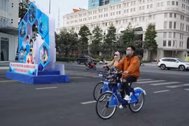 Người dân Thành phố Hồ Chí Minh trải nghiệm dịch vụ xe đạp công cộng tại trung tâm thành phố. (Nguồn: hcmcpv.org.vn) 