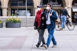 Người dân đeo khẩu trang phòng dịch COVID-19 khi di chuyển trên phố ở Munich, Đức ngày 27/4/2020. (Nguồn: THX/TTXVN) 