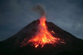 Núi lửa Merapi ở Sleman, tỉnh Yogyakarta, Indonesia phun trào nham thạch. (Ảnh: AFP/TTXVN)
