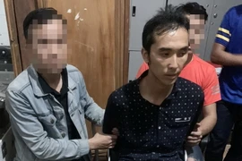 Đối tượng Dư Chô bị bắt giữ cùng tang vật. (Nguồn: TTXVN) 