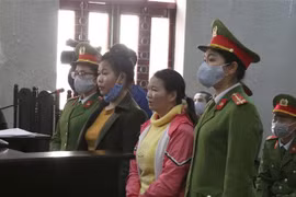 Bị cáo Trần Thị Hiền (thứ 2 từ phải sang) và bị cáo Vì Thị Thu (thứ 2 từ trái sang) khai báo thân nhân trước Hội đồng xét xử. (Ảnh: Xuân Tiến/TTXVN) 