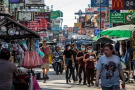 Người dân mua sắm tại một khu chợ ở Bangkok, Thái Lan ngày 6/3/2020. (Nguồn: AFP/TTXVN) 