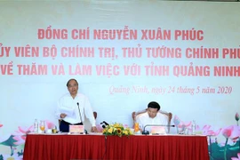 Thủ tướng Nguyễn Xuân Phúc làm việc với cán bộ chủ chốt tỉnh Quảng Ninh vào sáng 24/5. (Ảnh: Thống Nhất/TTXVN) 