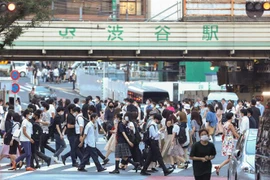 Người dân di chuyển trên đường phố tại Tokyo, Nhật Bản, ngày 20/8/2020. (Nguồn: THX/TTXVN)