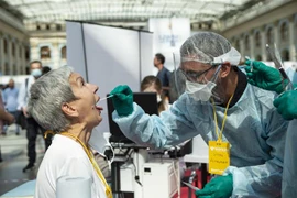 Nhân viên y tế lấy mẫu dịch xét nghiệm COVID-19 cho người dân tại Moskva, Nga, ngày 11/8/2020. (Nguồn: THX/TTXVN) 