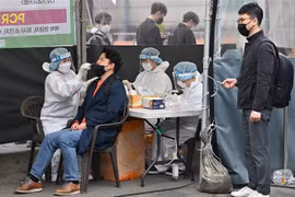 Một điểm xét nghiệm COVID-19 tại Seoul, Hàn Quốc ngày 17/3/2022. (Ảnh: AFP/TTXVN) 