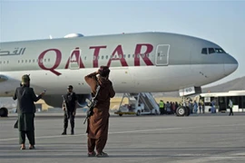 Hành khách lên máy bay của hãng hàng không Qatar Airways tại sân bay Kabul, Afghanistan, ngày 9/9/2021. (Ảnh: AFP/TTXVN) 