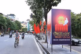 Phố Đinh Tiên Hoàng với panô và cờ rực rỡ chào mừng 1010 năm Thăng Long-Hà Nội. (Ảnh: Hoàng Hiếu/TTXVN) 