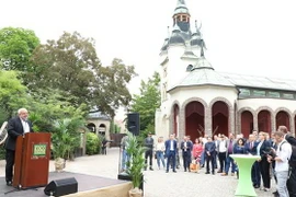 Tổng Giám đốc Sở thú Leipzig - Giáo sư, Tiến sỹ Jörg Junhold phát biểu khai trương Trung tâm Bảo tồn Sinh vật và Bảo vệ Thiên nhiên của Sở thú Leipzig. (Ảnh: Phương Hoa/TTXVN)