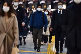 Người dân đeo khẩu trang để phòng tránh lây nhiễm COVID-19 tại nhà ga tàu hỏa ở Tokyo, Nhật Bản, ngày 28/2/2020. (Nguồn: AFP/TTXVN) 