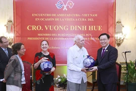 Chủ tịch Quốc hội Vương Đình Huệ tặng quà lưu niệm Hội hữu nghị Cuba-Việt Nam. (Ảnh: Doãn Tấn/TTXVN)
