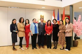 Đại sứ Phạm Việt Anh và các thành viên Đoàn công tác Hội Liên hiệp Phụ nữ Việt Nam và các hội đoàn phụ nữ Việt kiều tại Hà Lan. (Ảnh: TTXVN phát)