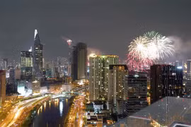 Thành phố Hồ Chí Minh bắn pháo hoa dịp Tết dương lịch 2021. (Ảnh: Thanh Vũ/TTXVN) 