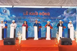 Các đại biểu thực hiện nghi thức khởi công dự án. (Ảnh: Huỳnh Sử/TTXVN) 