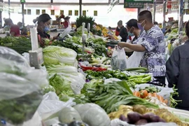 Người dân đeo khẩu trang phòng dịch COVID-19 tại khu chợ ở Bắc Kinh, Trung Quốc, ngày 13/5/2022. (Ảnh: THX/TTXVN) 
