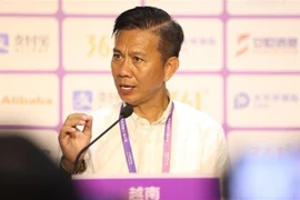 Huấn luyện viên Hoàng Anh Tuấn tỏ ra rất tức giận vì những thẻ phạt và bàn thua mà Olympic Việt Nam phải nhận ở trận thắng 4-2 trước Olympic Mông Cổ. (Ảnh: Hoàng Linh/TTXVN)