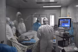 Nhân viên y tế điều trị cho bệnh nhân nhiễm virus corona chủng mới tại phòng cách ly ở bệnh viện Phúc Châu, tỉnh Phúc Kiến, Đông Nam Trung Quốc, ngày 31/1/2020. (Nguồn: THX/TTXVN) 