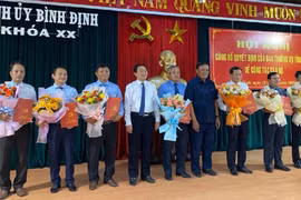 Ông Hồ Quốc Dũng, Bí thư Tỉnh ủy Bình Định (thứ tư từ trái qua), trao các quyết định luân chuyển, bổ nhiệm cán bộ. (Nguồn: VOV) 