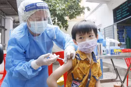 Nhân viên y tế tiêm vaccine ngừa COVID-19 cho trẻ em tại Phnom Penh, Campuchia, ngày 1/11/2021. (Ảnh: THX/TTXVN) 