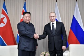 Tổng thống Nga Vladimir Putin (phải) và nhà lãnh đạo Triều Tiên Kim Jong-un. (Ảnh: AFP/TTXVN) 