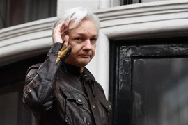 Nhà sáng lập WikiLeaks Julian Assange tại Đại sứ quán Ecuador ở London, Anh, ngày 19/5/2017. (Ảnh: AFP/TTXVN) 