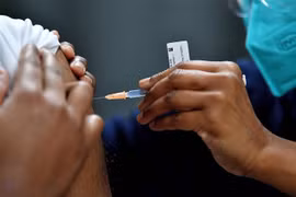 Nhân viên y tế tiêm vaccine phòng COVID-19 cho người dân tại Sydney, Australia, ngày 26/8/2021. (Ảnh: AFP/TTXVN) 